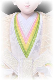 画像：深いＶカットの大人びた襟元