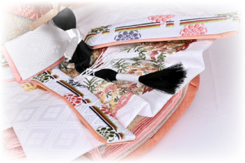 画像：裳袴は格調高い桐竹鳳凰京刺繍
