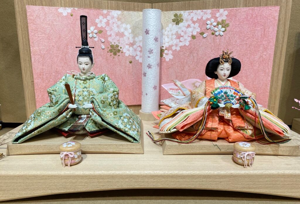 雛人形 有田焼 可愛い コンパクト 染錦梅紋ひな 贈り物にもうれしい化粧箱入り 陶器製 日本製