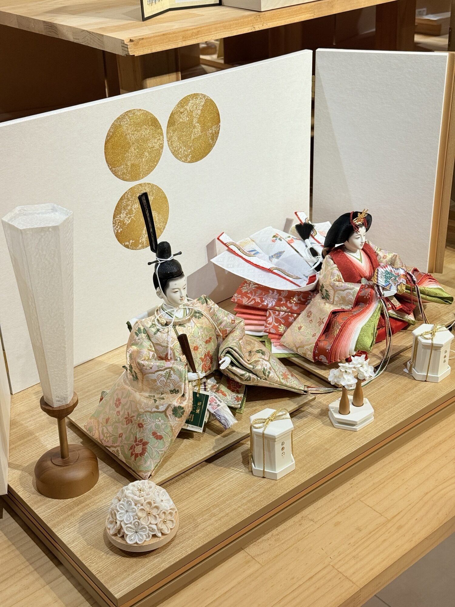 小出松寿作　亀甲に唐草文様　親王飾りの画像