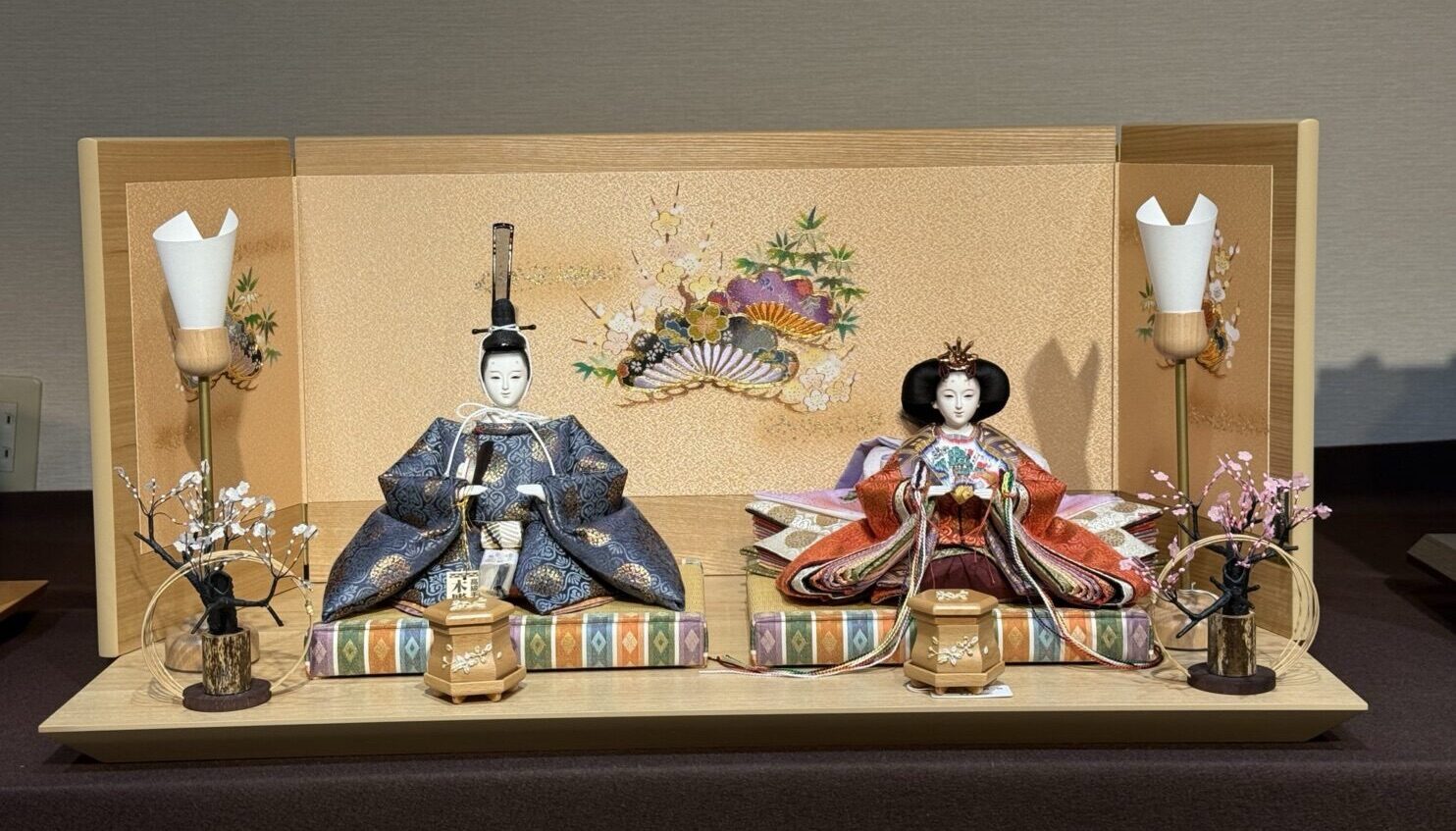 望月龍翠作 紺朱有職 松竹梅屏風親王飾り｜人形のかに江